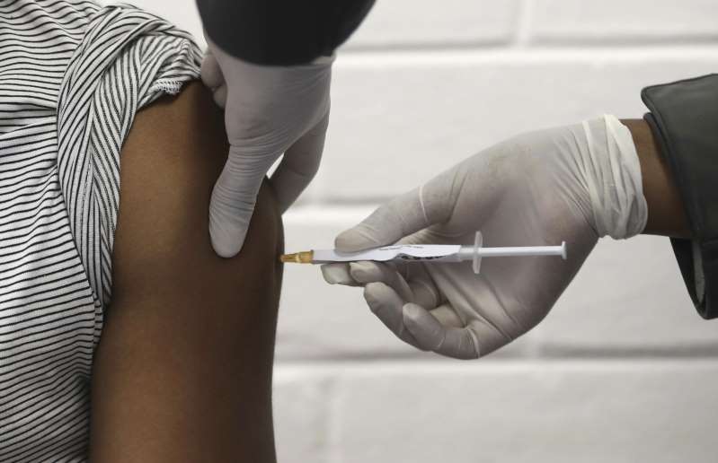 AstraZeneca reanuda pruebas de vacuna contra COVID en EEUU