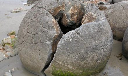 Las extrañas rocas esféricas de Moeraki, que parecen huevos de dragón
