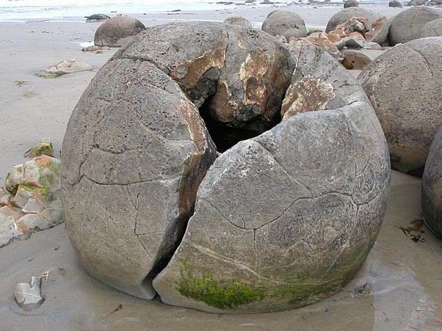 Las extrañas rocas esféricas de Moeraki, que parecen huevos de dragón