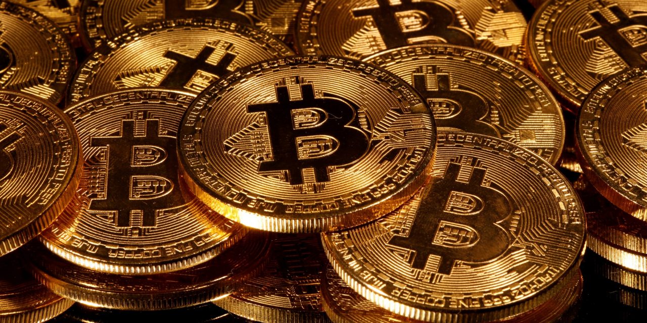 Bitcoin sube, Coinbase baja: las constantes interrupciones del criptoexchange causan indignación entre los traders