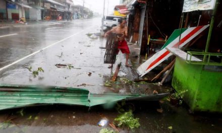 Al menos siete muertos y numerosos daños al paso del tifón Goni en Filipinas