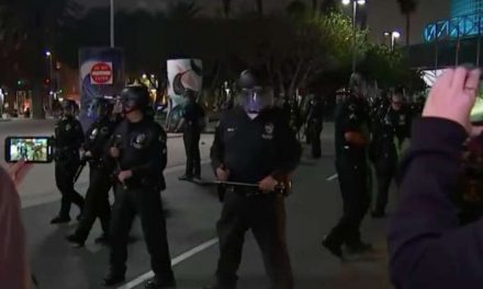 LAPD intenta dispersar multitud cerca del Staples Center; hay varios detenidos