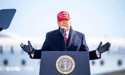Llora Trump. asegura que va “muy por delante” y acusa a los demócratas de robar las elecciones