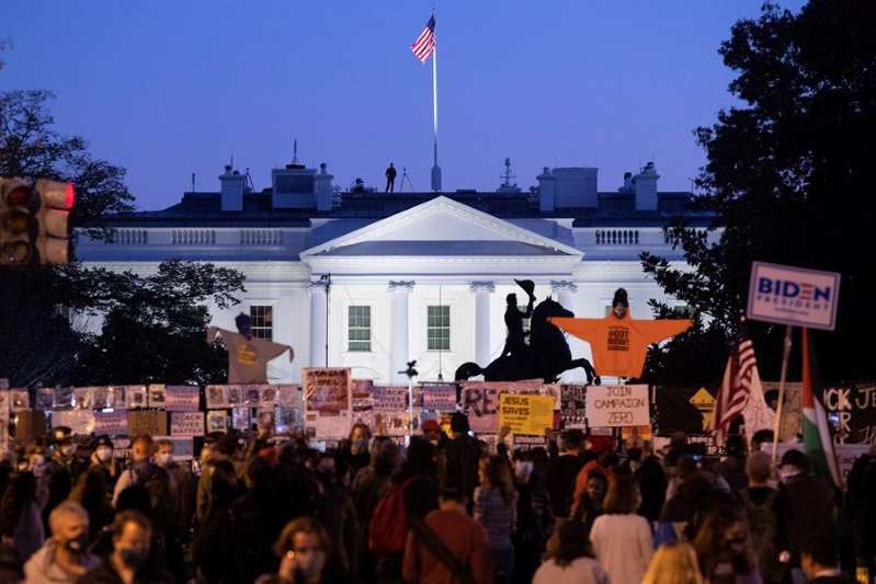 Multitud empieza a congregarse frente a la Casa Blanca por las elecciones
