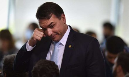 Hijo de Bolsonaro acusado en investigación de lavado de dinero