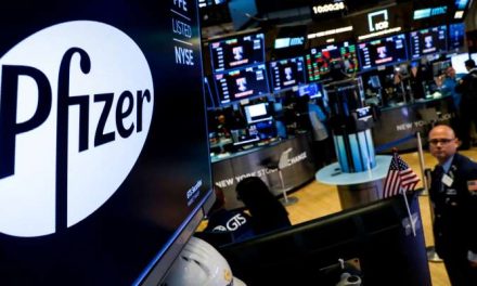 CEO de Pfizer vendió 60% de sus acciones el mismo día que se anunciaron los resultados de la vacuna contra el Covid; ganó 5.7 millones de dólares