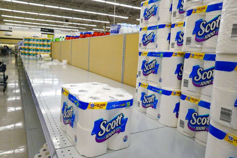 Nueva ola de casos de COVID-19 en Estados Unidos ocasiona escasez de papel higiénico y otros productos