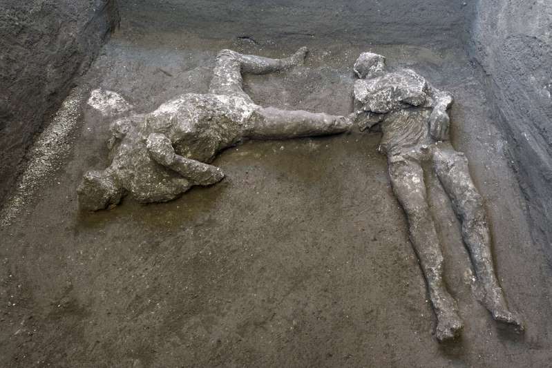 Desentierran los cuerpos de dos hombres sepultados bajo las cenizas de Pompeya hace casi 2,000 años