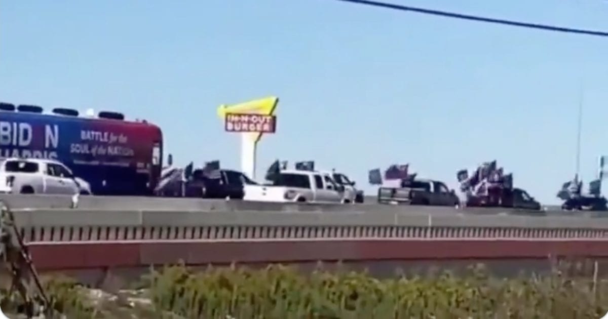 FBI investiga incidente en que varios carros con banderas de Trump rodearon un bus de Biden