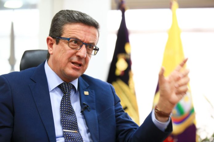 Procurador ecuatoriano pide cobrar multas a corruptos