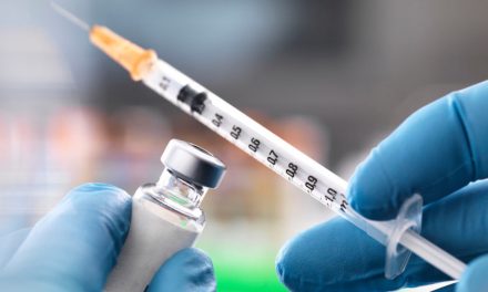 ¿Quiénes recibirán primero la vacuna contra covid-19 en Texas?