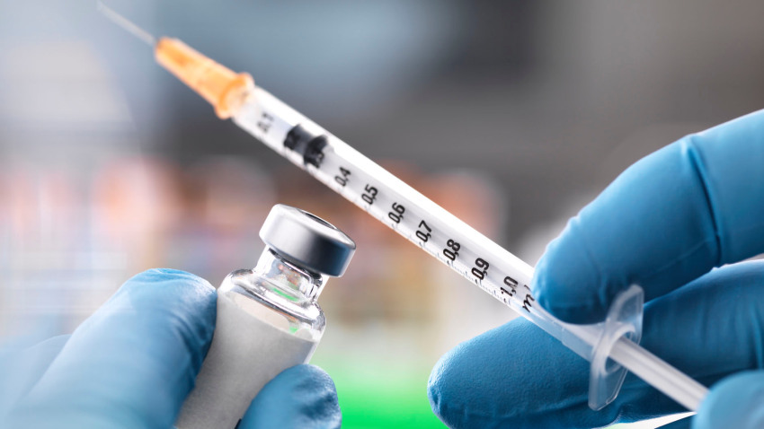 ¿Quiénes recibirán primero la vacuna contra covid-19 en Texas?