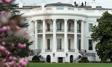 Historiadora de la Casa Blanca acusa a Donald Trump de “abandono intencional de su cargo”