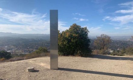 Aparece un tercer monolito en una montaña de California