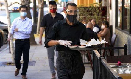 Los Ángeles dará 800 dólares a trabajadores de restaurantes afectados por la pandemia