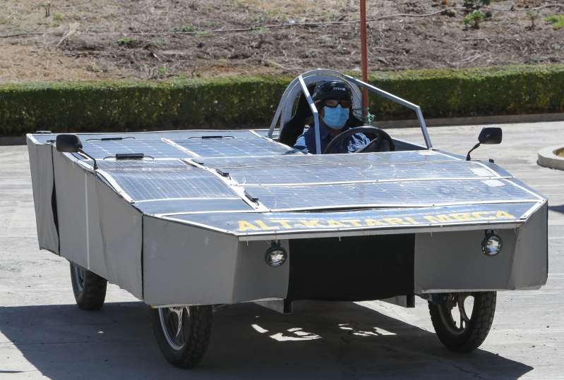 Cocinas y autos solares potencian el uso de la energía solar en Bolivia