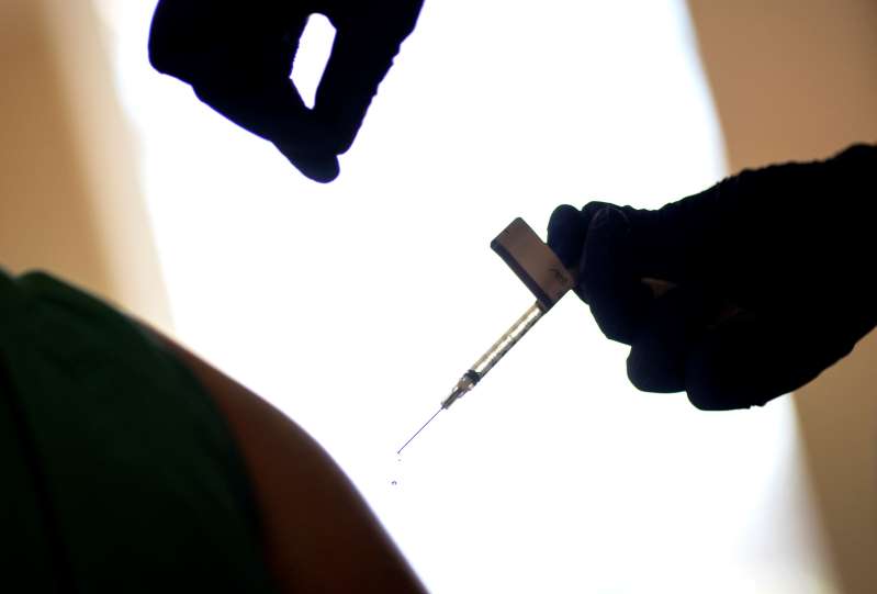 Expertos en Estados Unidos debaten quiénes serán los próximos vacunados
