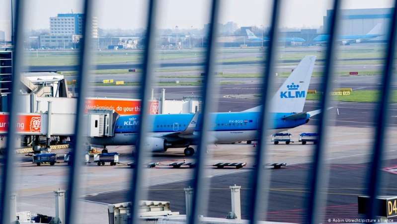 Holanda prohibe los vuelos desde el Reino Unido por variante más contagiosa de coronavirus