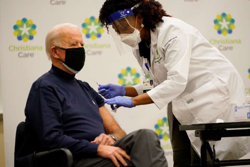 Joe Biden recibe primera dosis de vacuna contra COVID-19