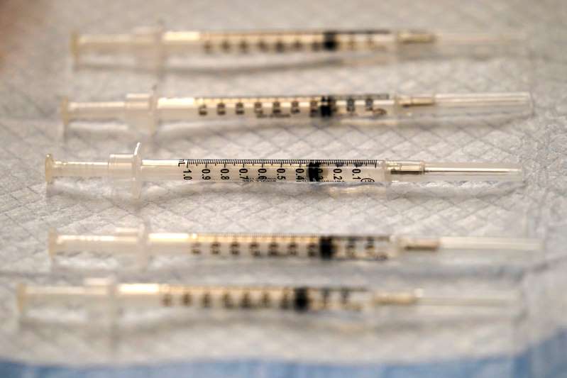 Estados Unidos y Pfizer negocian millones de vacunas adicionales