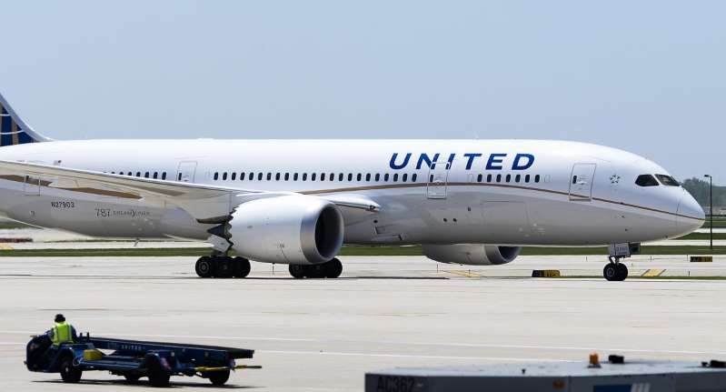 Hombre que murió en pleno vuelo de United Airlines ocultó los síntomas de coronavirus cuando se registró para viajar