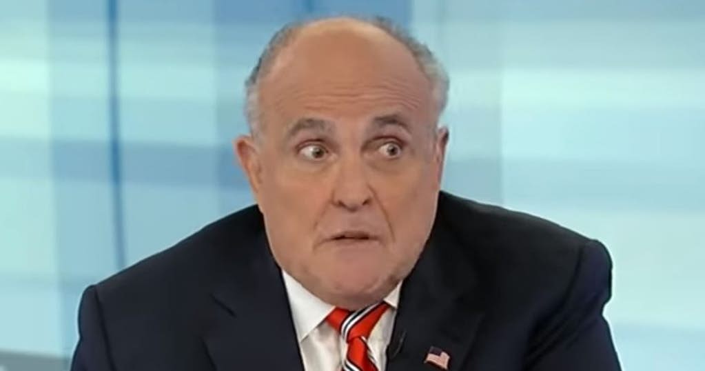 Enemigo del cubrebocas, Rudy Giuliani es hospitalizado por Covid-19