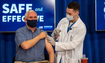 Mike Pence se vacuna contra la Covid-19 en un acto público
