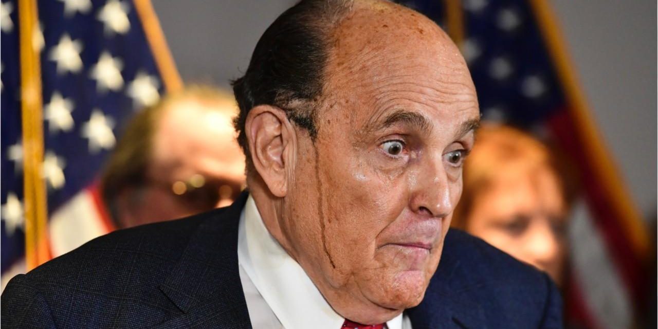 Furioso Trump ordena  que no le paguen a su amigo y abogado Rudy Giuliani