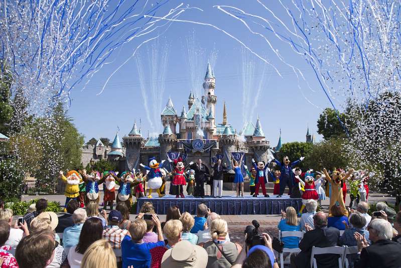 California convertirá Disneylandia en un centro de vacunación