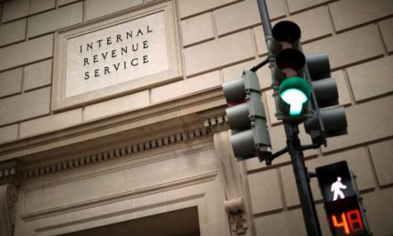 Usuarios de Facebook y Twitter le reclaman al IRS por retrasos en envío de segundo cheque de estímulo