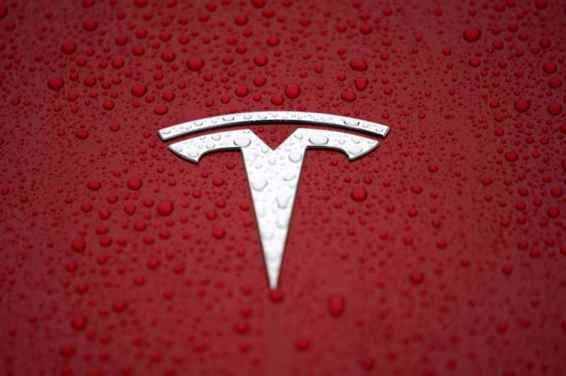 Acciones de Tesla se disponen a empezar 2021 en récord máximo