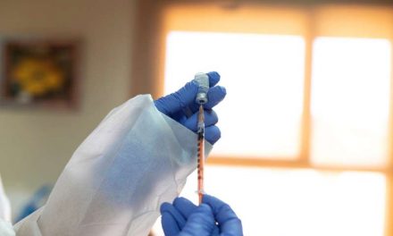España afronta una tercera ola de covid-19 con retrasos en las vacunaciones