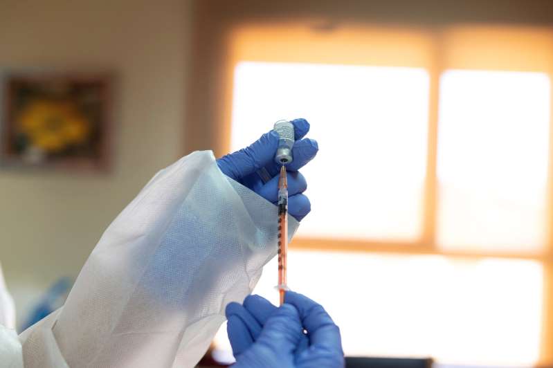 España afronta una tercera ola de covid-19 con retrasos en las vacunaciones