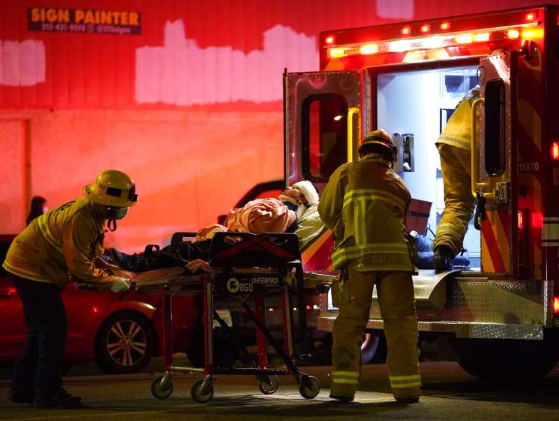 Un caos. Las ambulancias en Los Ángeles renuncian a atender a los pacientes más graves por el colapso hospitalario