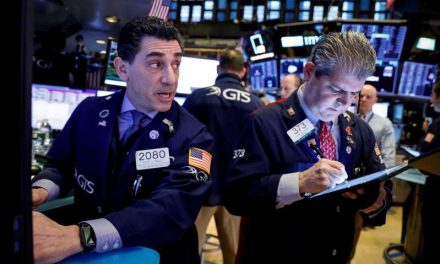 Dow Jones y S&P 500 cierran al alza, pero manifestantes pro-Trump provocan recorte de ganancias