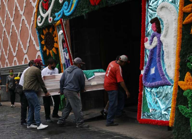 México registra 1.743 decesos por covid, su presidente infectado y al borde de batir otro récord diario