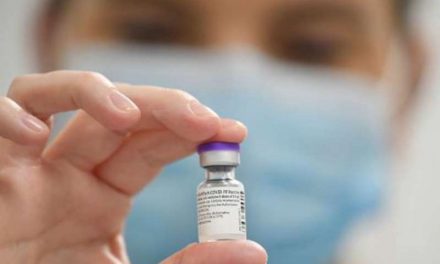 ¿Qué tan peligrosa es la vacuna del COVID-19 para aquellos con reacciones alérgicas? Experto responde