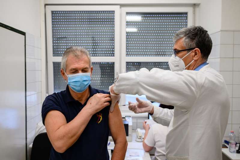 Hungría se desmarca de la UE y compra 5 millones de la vacuna china Sinopharm