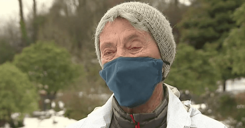Mujer de Seattle de 90 años camina 6 millas por la nieve para ponerse la vacuna COVID