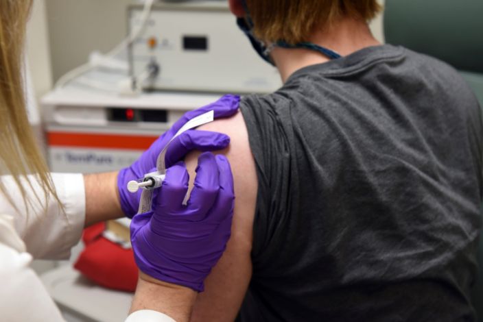 Con vacunación, en Estados Unidos caen 56% los contagios de coronavirus