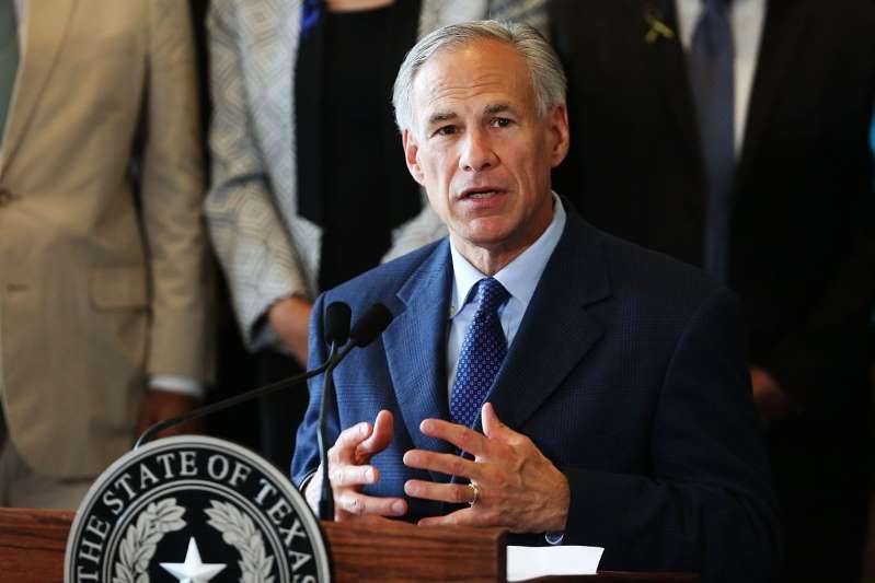 El gobernador de Texas dijo que relajaría restricciones a negocios si las hospitalizaciones por COVID-19 siguen bajando