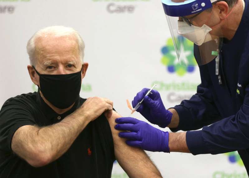 Biden y Fauci piden volver a las aulas, aunque ya no prometen normalidad este año por mutaciones y problemas de vacunas