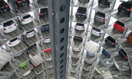 Roban decenas de automóviles nuevos en la planta de Volkswagen en Wolfsburg, Alemania