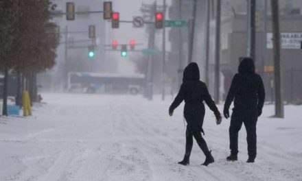 Tormentas y nieve ponen en alerta casi todo el país. Más de 1.8 millones de hogares y negocios se quedan sin luz en Texas