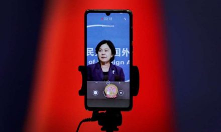 China defiende uso de Twitter y Facebook en campaña COVID-19