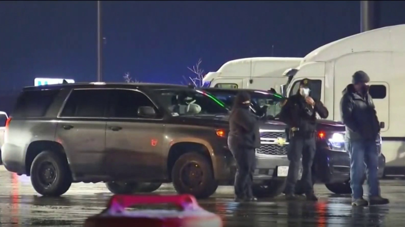 Autoridades de Texas detienen a 50 inmigrantes que viajaban en un camión refrigerado