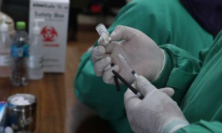 Médico vacunado con la Sputnik da positivo a covid-19 en Bolivia