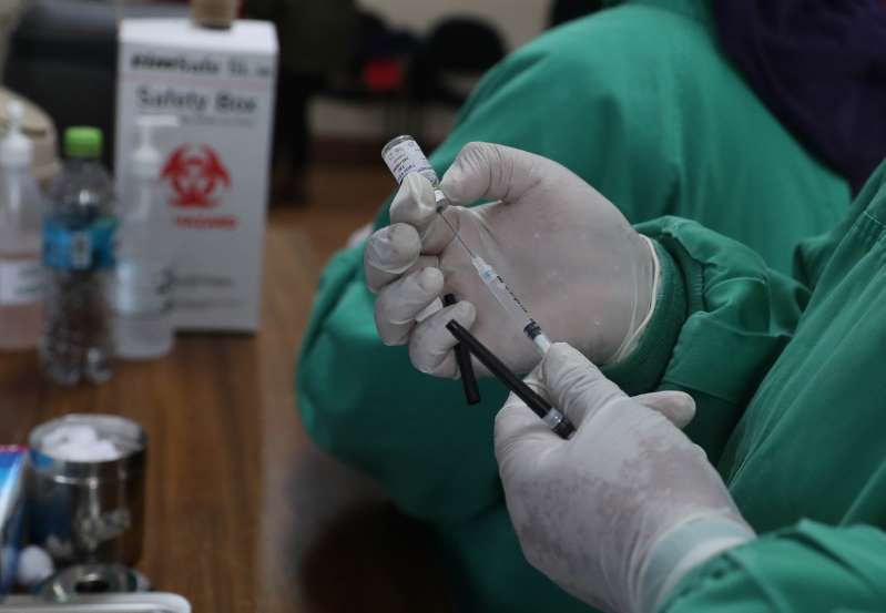 Médico vacunado con la Sputnik da positivo a covid-19 en Bolivia