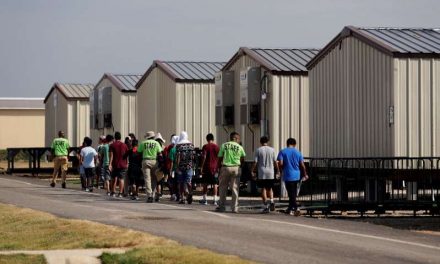 Estados Unidos reabre instalación en Texas para niños migrantes