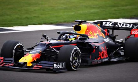 Checo Pérez estrenó auto y casco con Red Bull Racing